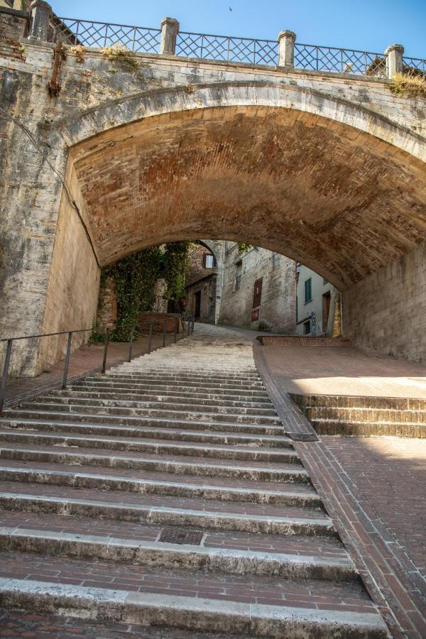 La Conca Apartment: A View On The Roman Aqueduct เปรูจา ภายนอก รูปภาพ