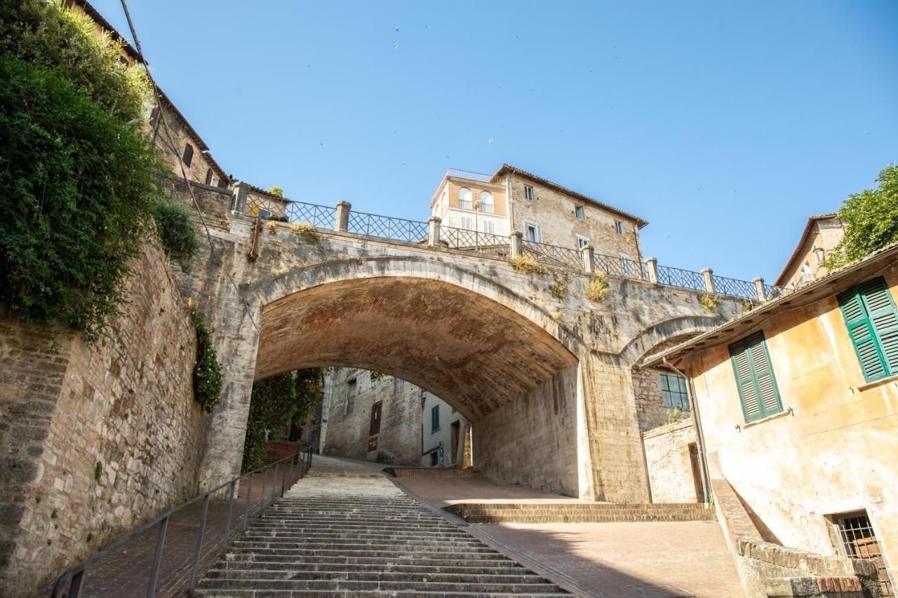 La Conca Apartment: A View On The Roman Aqueduct เปรูจา ภายนอก รูปภาพ